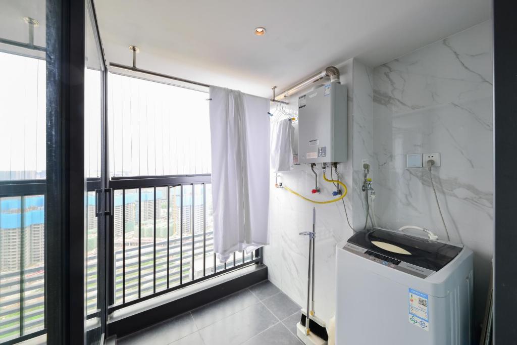 Kuchyň nebo kuchyňský kout v ubytování Dabaizhijia Executive Apartment Bantian Huawei Branch