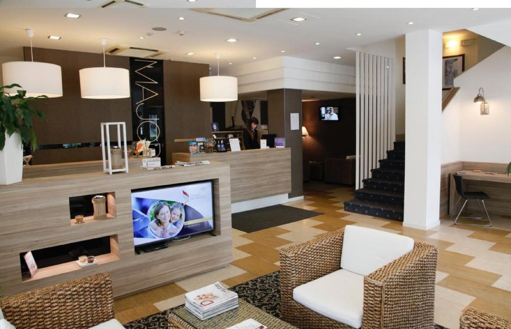TV a/nebo společenská místnost v ubytování Hotel Majorca sul Mare in centro a Riccione