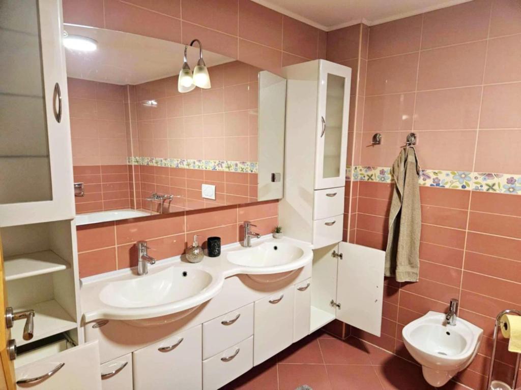 Koupelna v ubytování Apartments Planina pod Sumikom