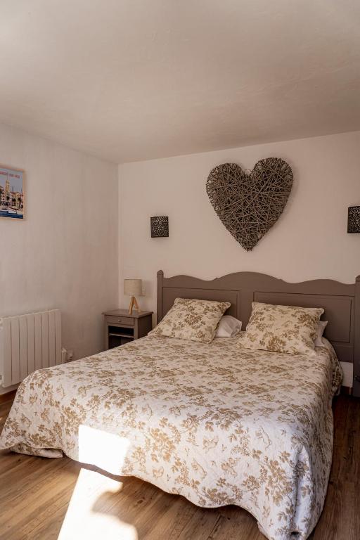 Postel nebo postele na pokoji v ubytování Hôtel Jas Neuf