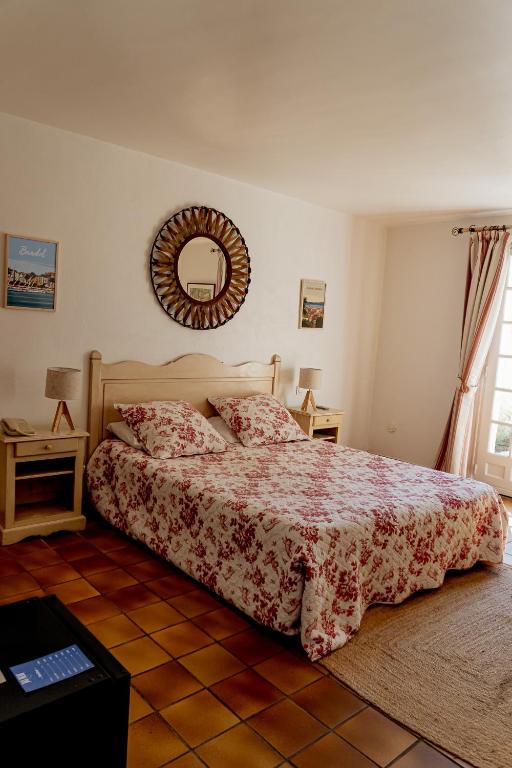 Postel nebo postele na pokoji v ubytování Hôtel Jas Neuf
