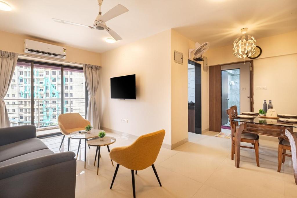 TV a/nebo společenská místnost v ubytování Treat Homes Service Apartment in BKC Sindhuratna 701