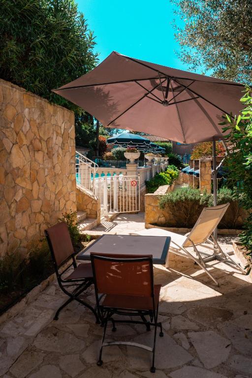 Patio nebo venkovní prostory v ubytování Hôtel Jas Neuf