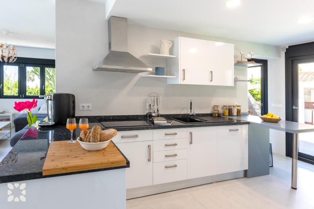 A kitchen or kitchenette at Villa Ipanema by Abahana Villas