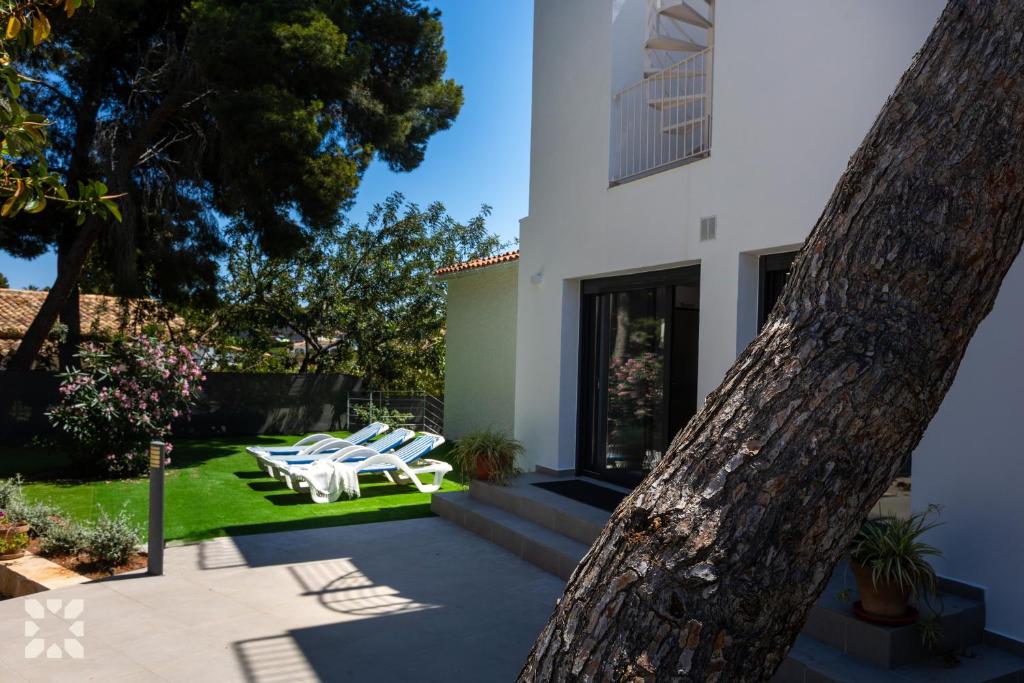 A garden outside Villa Ipanema by Abahana Villas
