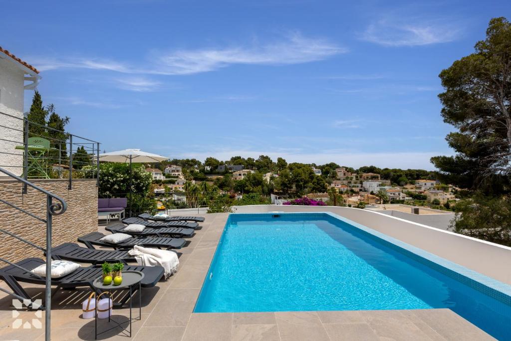 The swimming pool at or close to Villa Ipanema by Abahana Villas