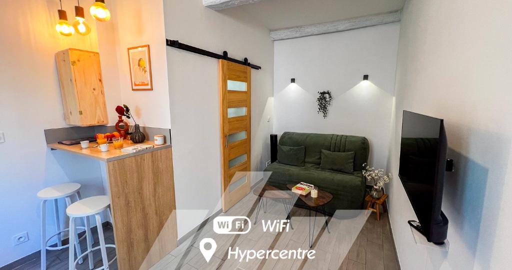 - un salon avec une chaise verte dans l'établissement Hypercenter - Haven of peace near Corps Saints, à Avignon