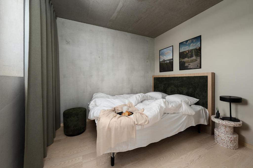 Postel nebo postele na pokoji v ubytování Vander Aparthotel Inre Hamnen