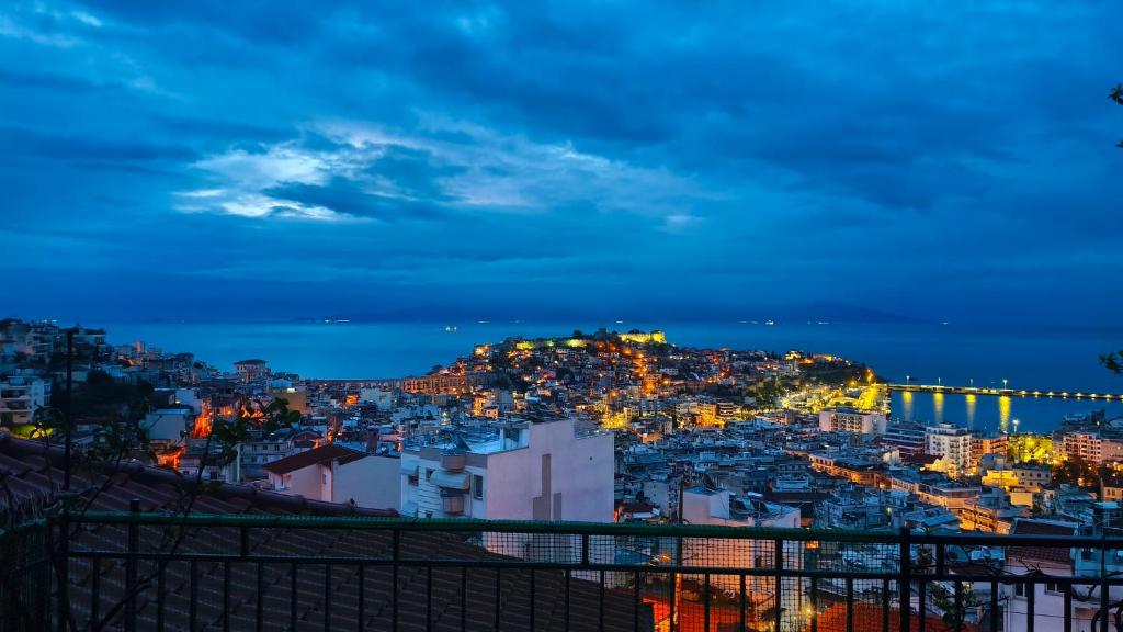 卡瓦拉Bella's Balcony的城市夜景