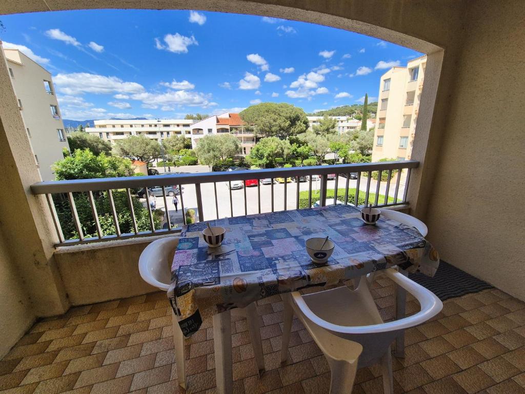 une table et des chaises sur un balcon avec vue dans l'établissement Plage et commerces à 300 m tout à pied, idéal vacances, à Saint-Elme