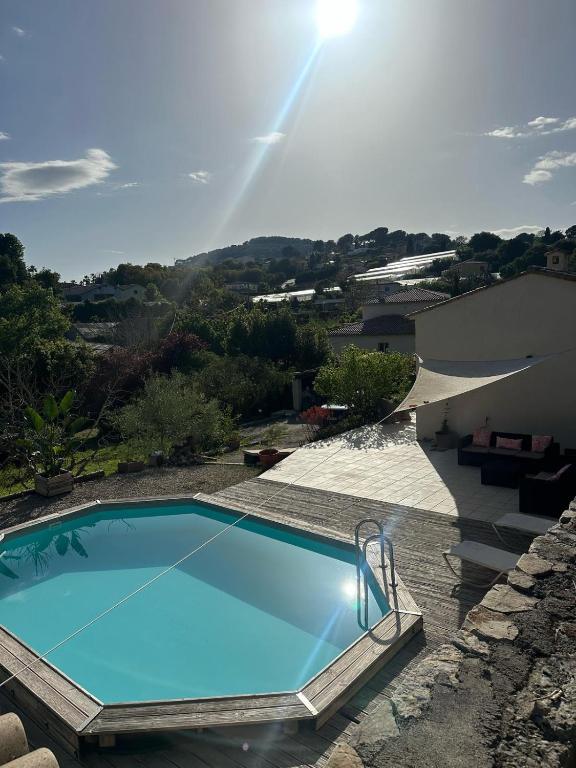 une piscine bleue avec le soleil en arrière-plan dans l'établissement Maison provençale Antibes, à Antibes
