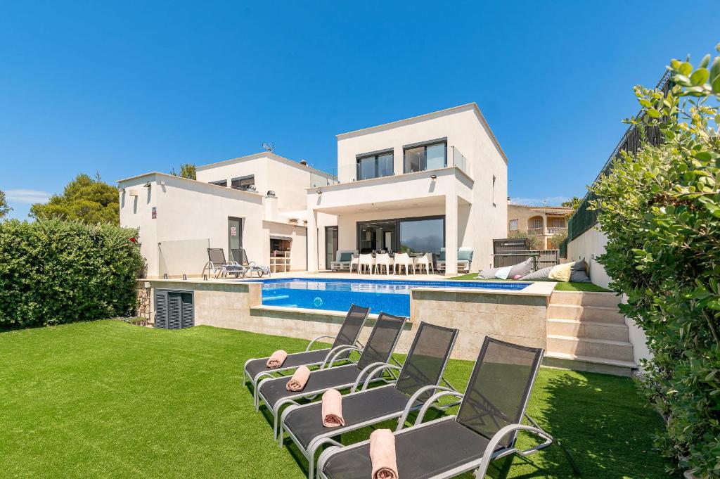 Swimmingpoolen hos eller tæt på Villa Corb Mari II by Sealand Villas