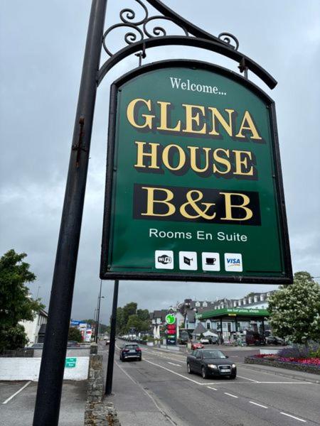 un cartello per un bb di Gerna House su una strada di Harmony Inn - Glena House a Killarney