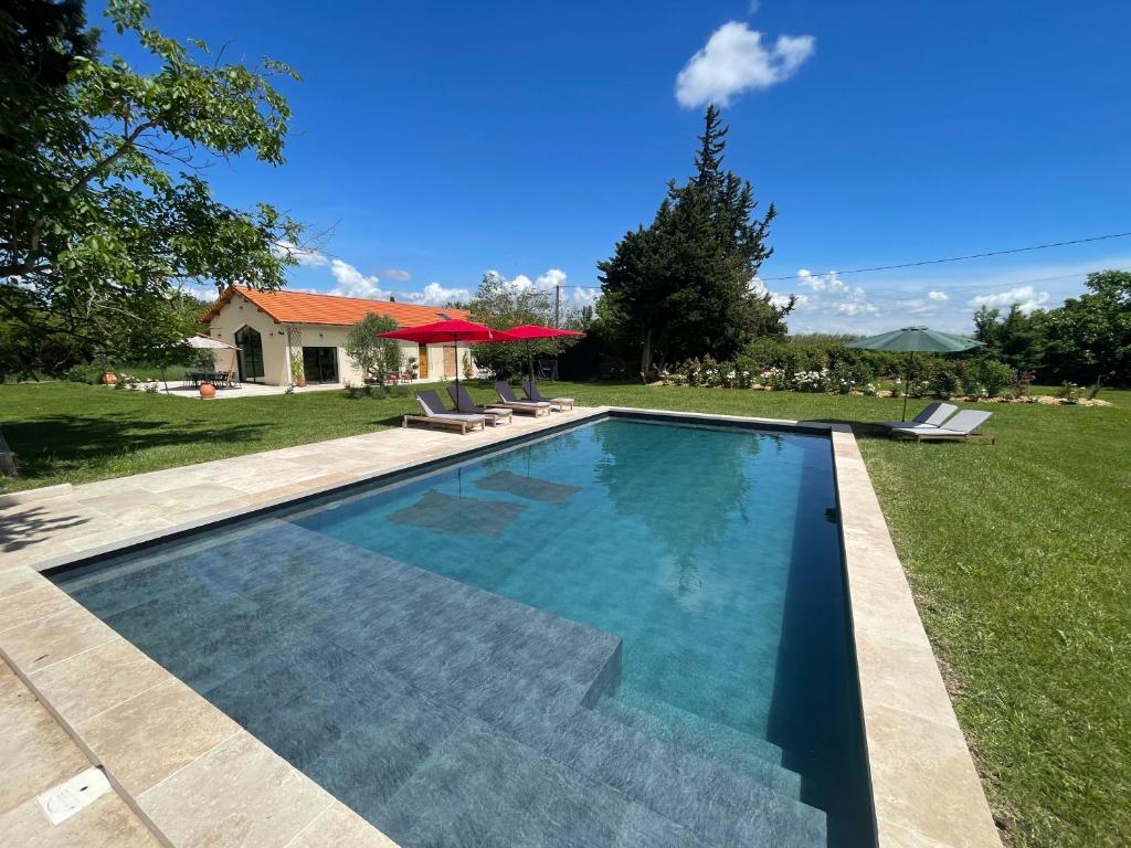 une piscine dans la cour d'une maison dans l'établissement Mas Etienne Piscine&Nature Saint-Rémy Conciergerie, à Saint-Rémy-de-Provence