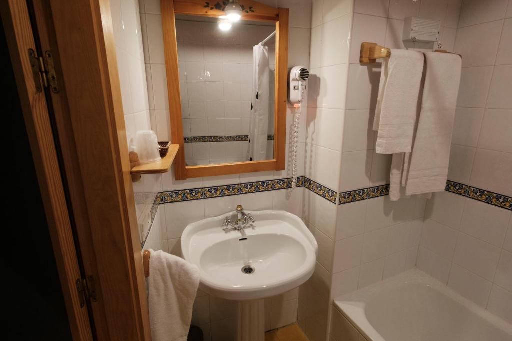 Koupelna v ubytování Hosteria de Zubiri