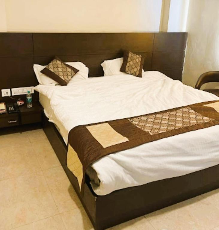 Postel nebo postele na pokoji v ubytování Hotel Sapp-Hire Inn Siwan Bihar