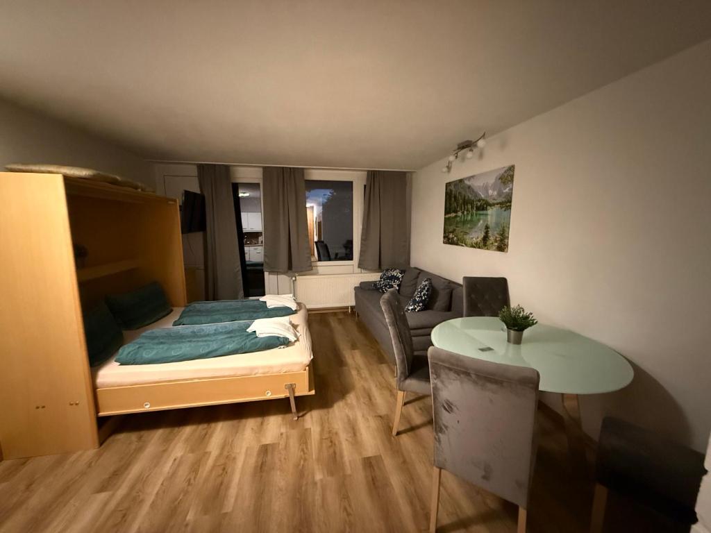 Postel nebo postele na pokoji v ubytování FeWo Waldsee mit Pool und Sauna inklusive