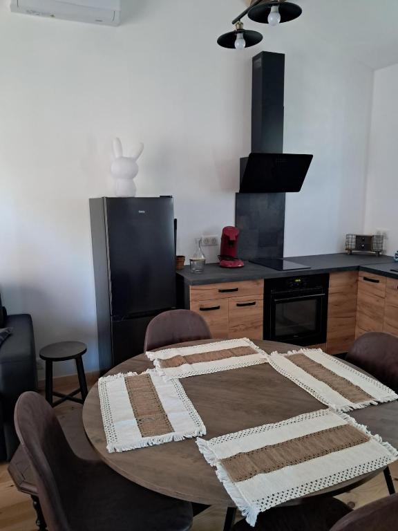 - une cuisine avec une table, des chaises et une cuisinière dans l'établissement cottage LES SENS CIEL, à Saint-Martin