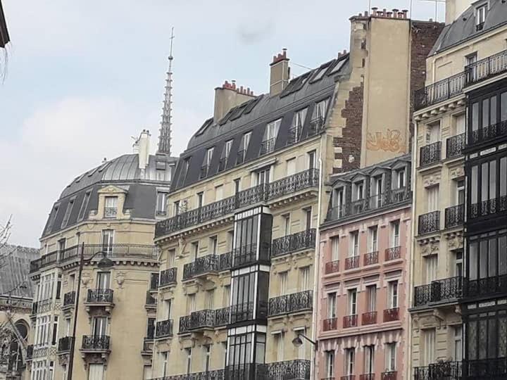 Photo de la galerie de l'établissement COEUR DE PARIS HISTORIQUE Joli Studio tout équipé calme lumineux climatisation ascenseur, à Paris