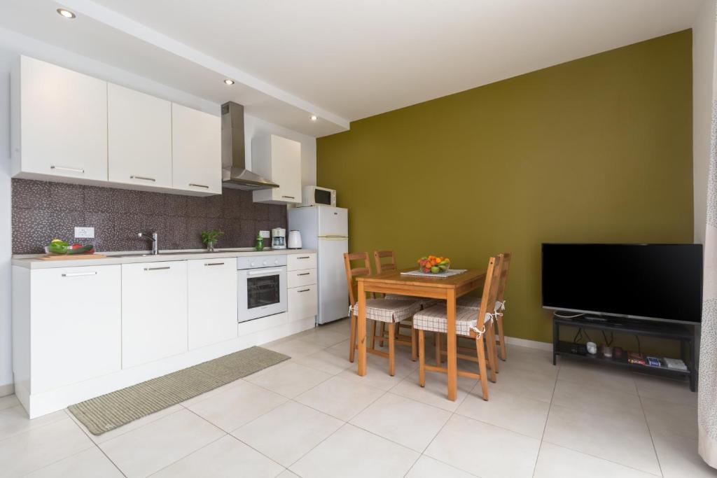 Kuchyň nebo kuchyňský kout v ubytování Apartments Mauri