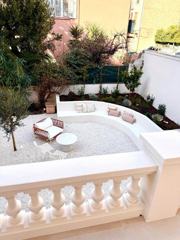 un patio avec une baignoire blanche dans une cour dans l'établissement Appartement 3 chambres avec jardin privé, à Cannes