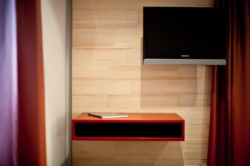 TV a/nebo společenská místnost v ubytování Hotel Landhaus