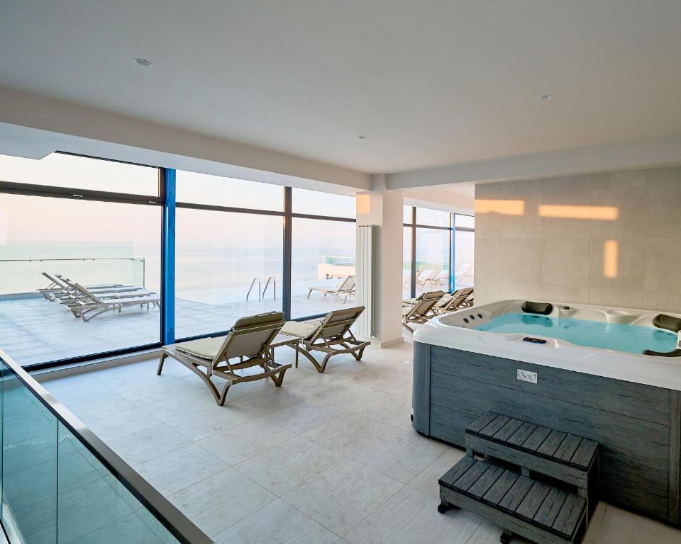 Khu vực ghế ngồi tại Chocolat Studios - Infinity Pool & Spa Resort