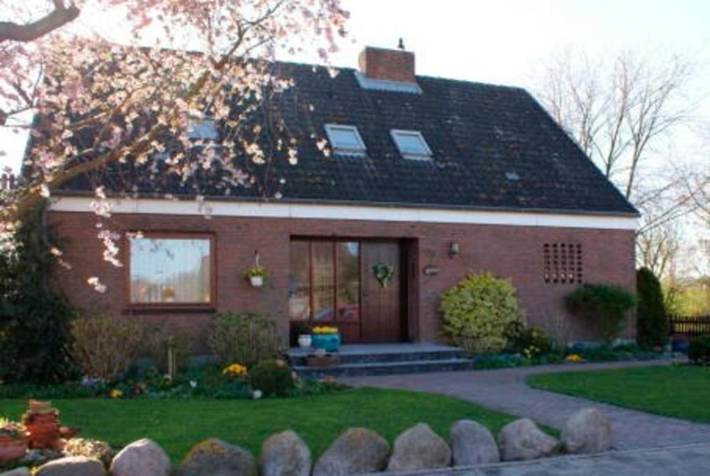 a brick house with a landscaping in front of it at Große Auszeit in Fehmarn