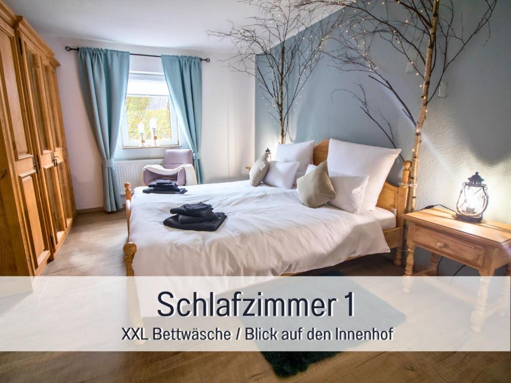 een slaapkamer met een bed met een boom aan de muur bij Ferienwohnung im Sauerland Hunde willkommen Kamin und Garten am Waldrand Muehls-Sauerland in Lennestadt