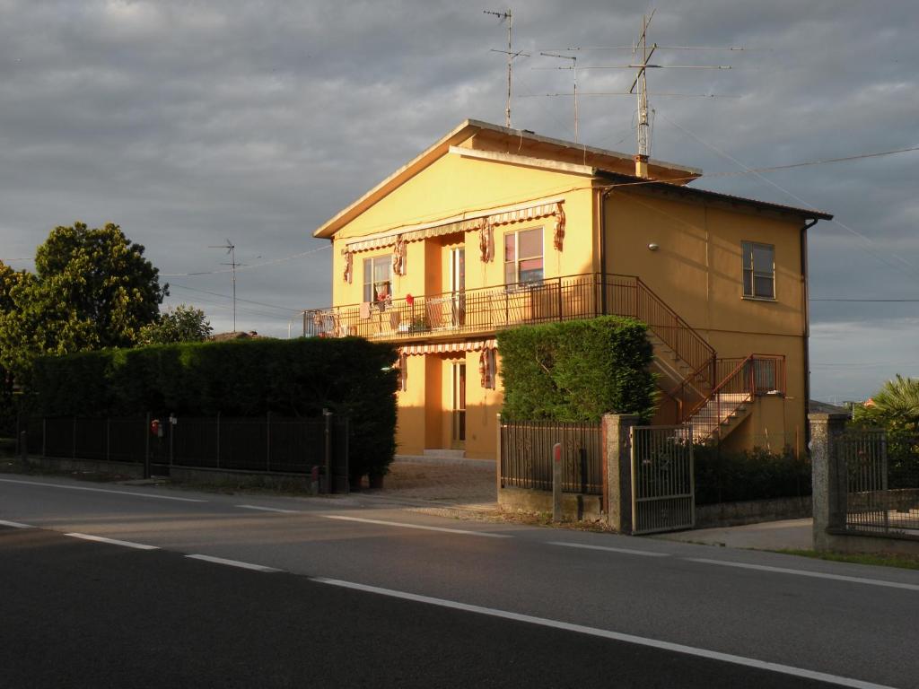 ロゾリーナにあるCasa Orianaの通路側黄色い家