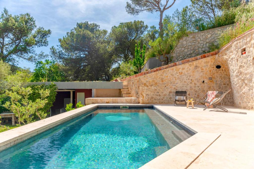 une piscine dans l'arrière-cour d'une maison dans l'établissement Maison vue colline au calme avec piscine, à Simiane-Collongue