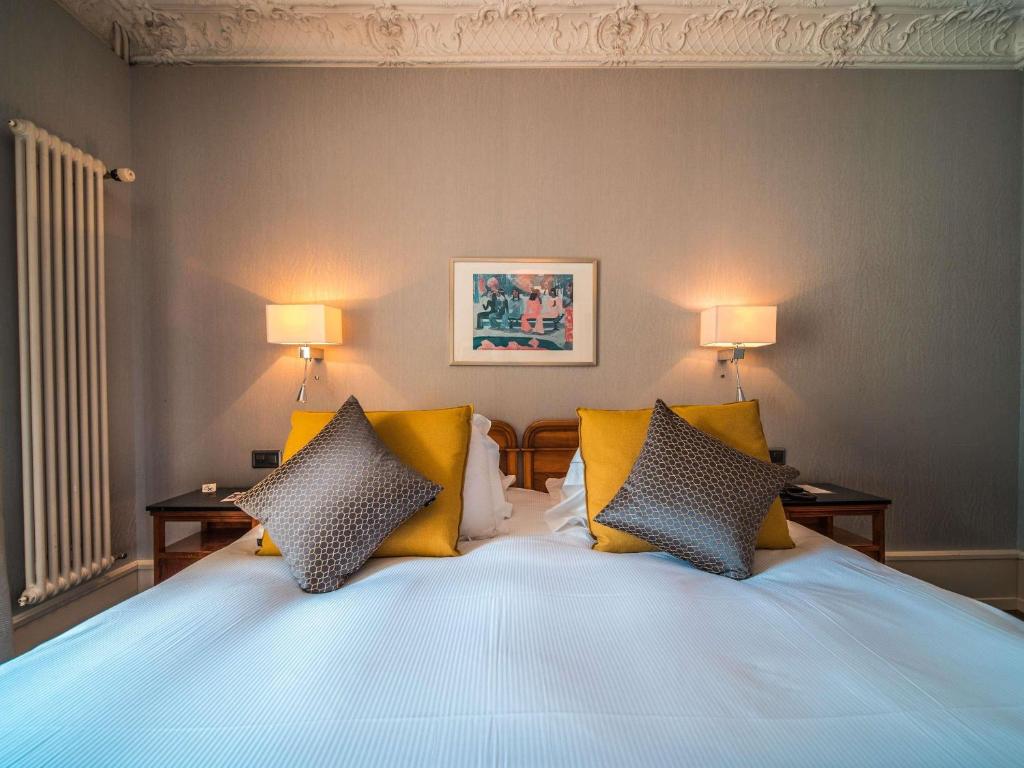 Postel nebo postele na pokoji v ubytování Royal St. Georges Hotel Interlaken - MGallery Collection