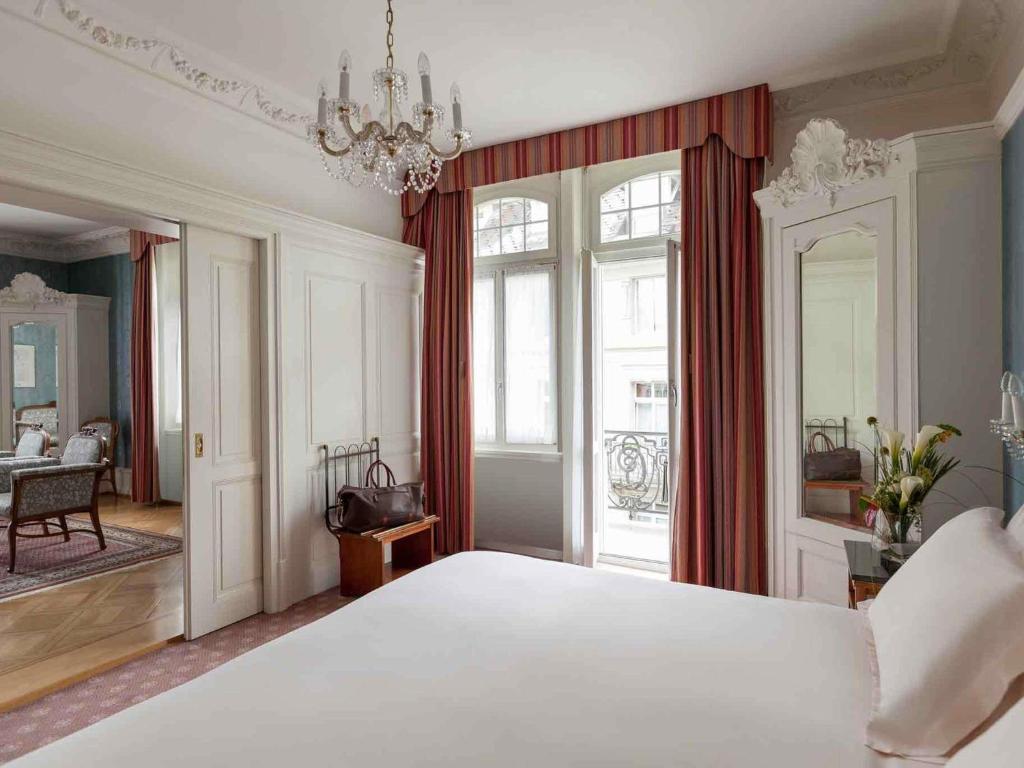 Postel nebo postele na pokoji v ubytování Royal St. Georges Hotel Interlaken - MGallery Collection