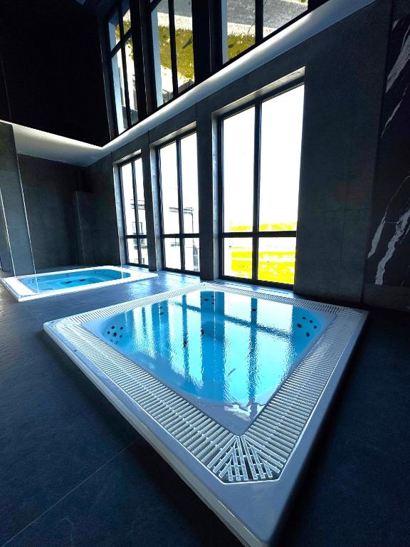 Bazén v ubytování Natural Hotel-Ostróda-basen, spa na III kondygnacji-pokoje wellness z saunami nebo v jeho okolí