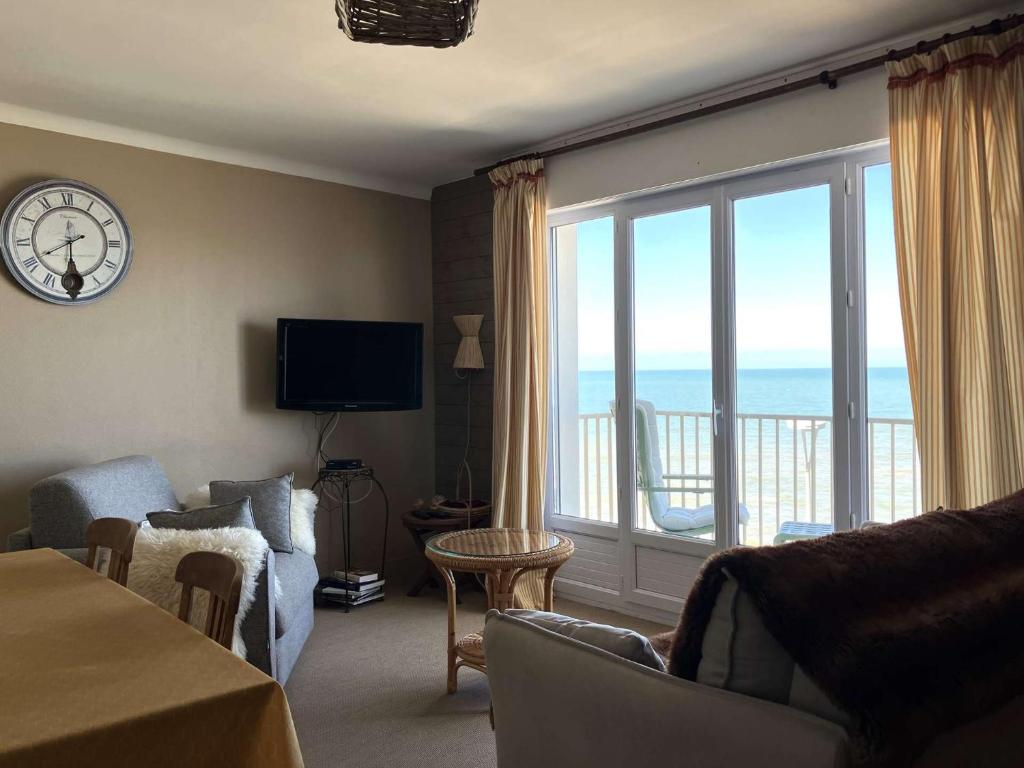 un salon avec vue sur l'océan dans l'établissement Anemone - Saint Hilaire de Riez, à Saint-Hilaire-de-Riez