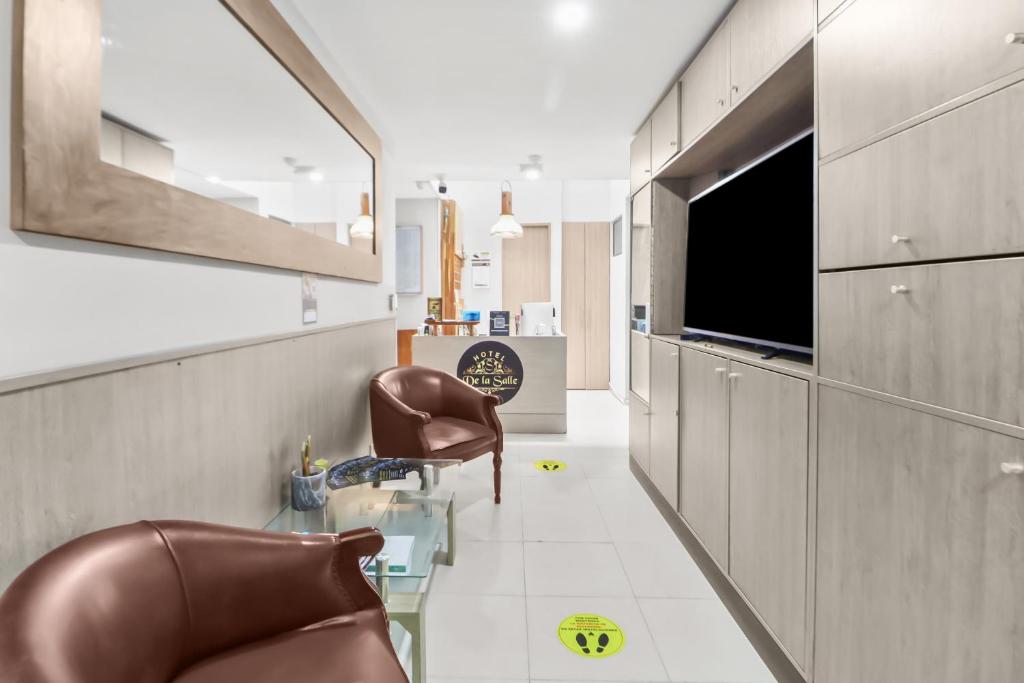 TV a/nebo společenská místnost v ubytování Hotel de la Salle