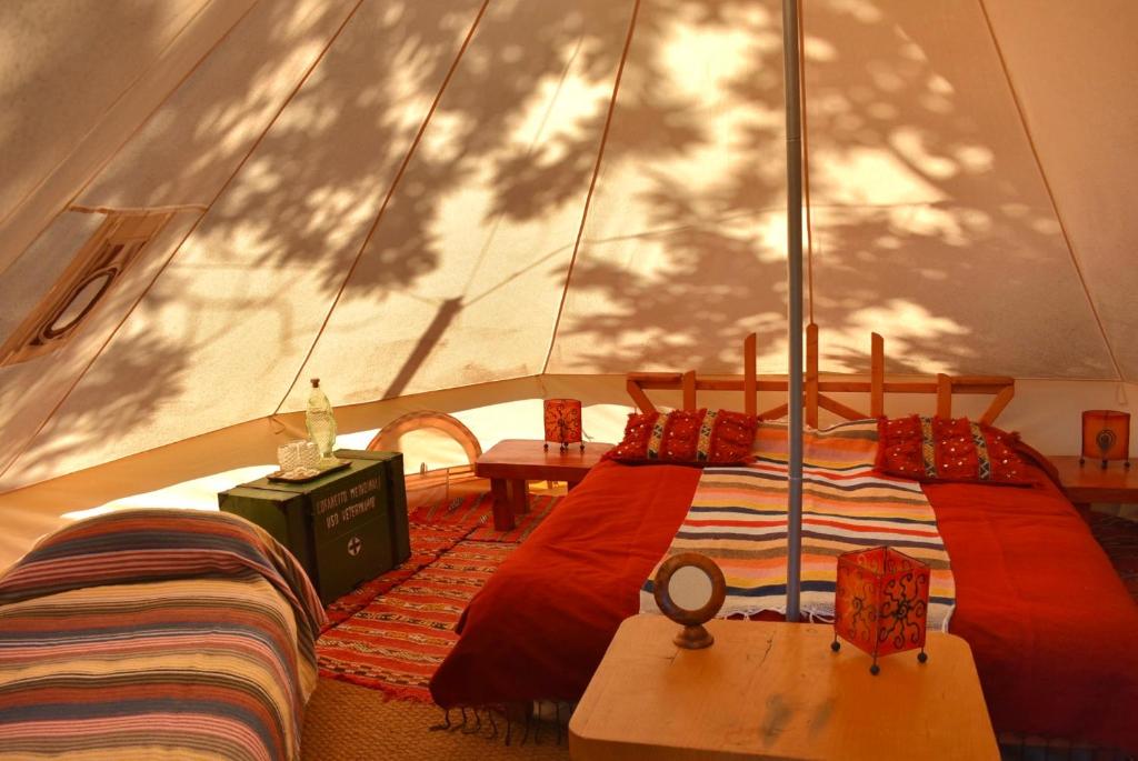 Postel nebo postele na pokoji v ubytování Tenda Glamping vista sulla Valle - Podere di Maggio