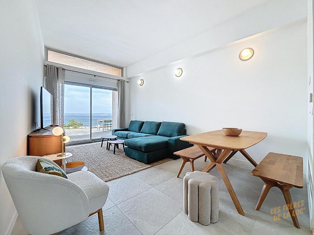 un salon avec un canapé et une table dans l'établissement Maison Unique - Piscine au dessus de la mer - Les Frères de la Loc', à Marseille