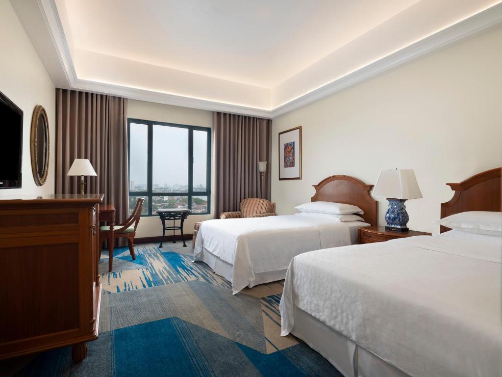 Postel nebo postele na pokoji v ubytování Sheraton Hanoi Hotel