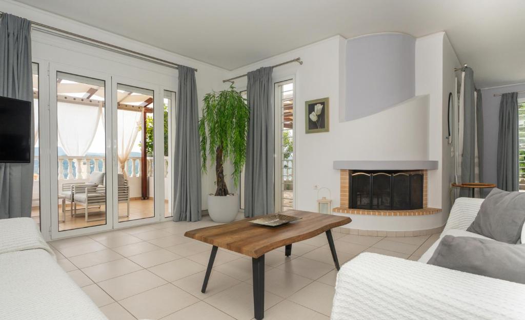TV a/nebo společenská místnost v ubytování Dream Villa with Seaviews