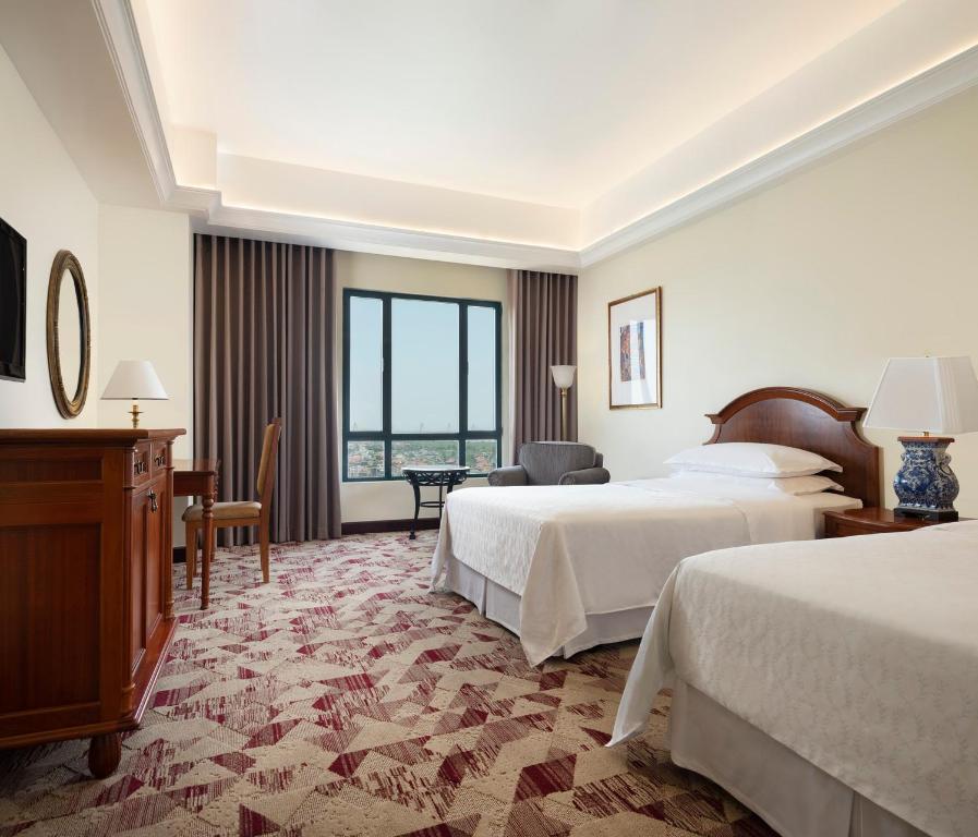 Postel nebo postele na pokoji v ubytování Sheraton Hanoi Hotel