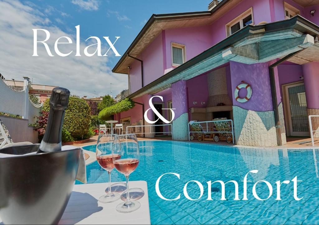 Bazén v ubytování HOTEL Villa Lilla nebo v jeho okolí