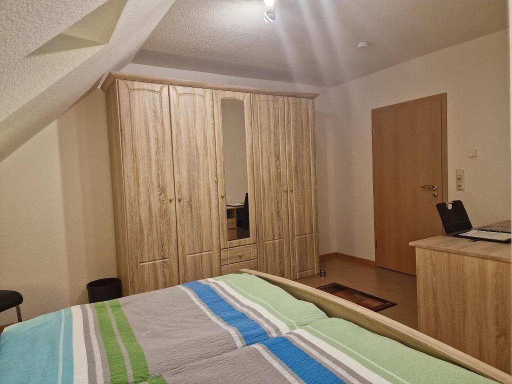Postel nebo postele na pokoji v ubytování Ferienwohnung Vier Sterne