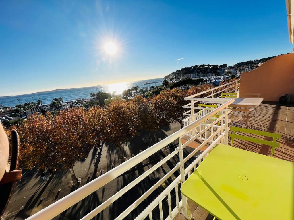 Elle comprend un balcon offrant une vue sur la plage et l'océan. dans l'établissement Apartment Center Sea View Garage Conciergerie, à Sanary-sur-Mer
