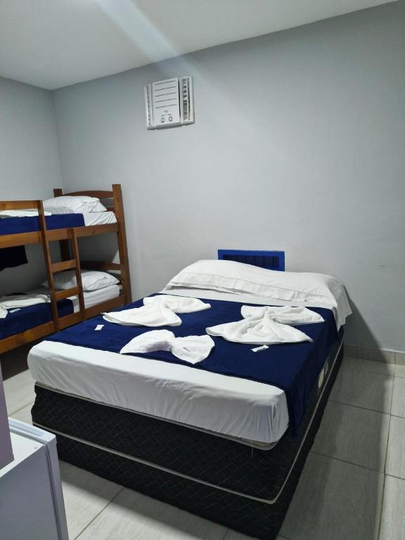 Cama ou camas em um quarto em Pousada e Hostel Arauna