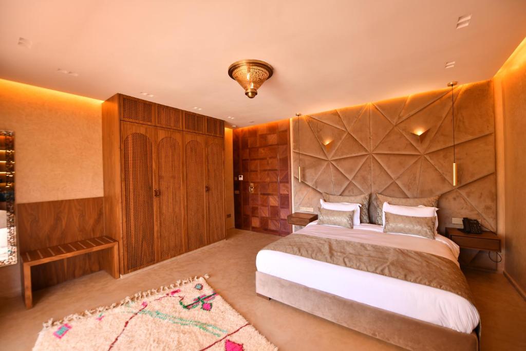 Postel nebo postele na pokoji v ubytování Luxury Resort Loudi Marrakech