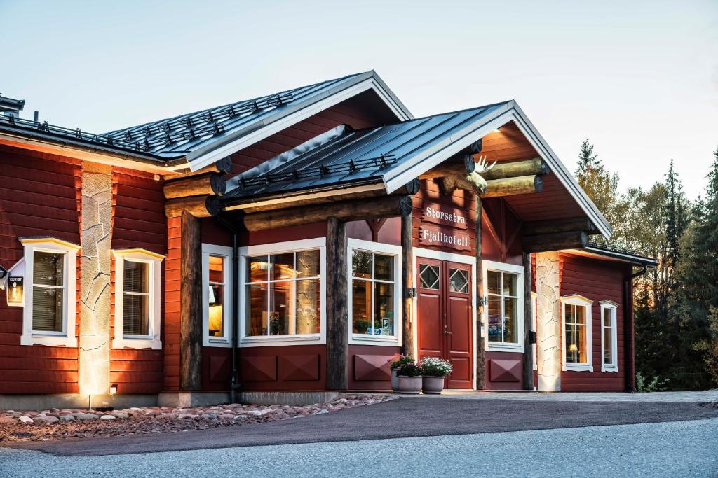 a log cabin with a red door at Storsätra Fjällhotell in Grövelsjön