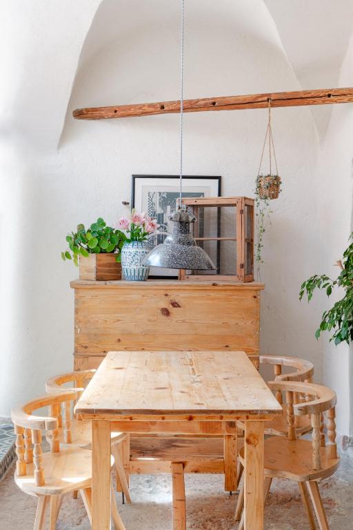 a wooden table and chairs in a room at JAR - Apartments in Castion Veronese