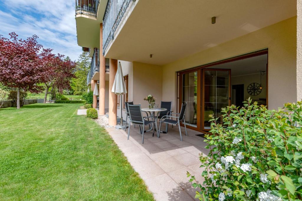 A garden outside Alpenvital Tirol Appartements