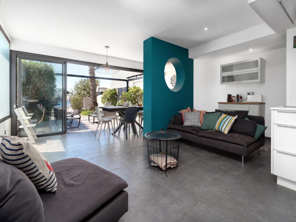 un salon avec un canapé et une table dans l'établissement Villa Marina N173 - 5P6, au Grau-du-Roi
